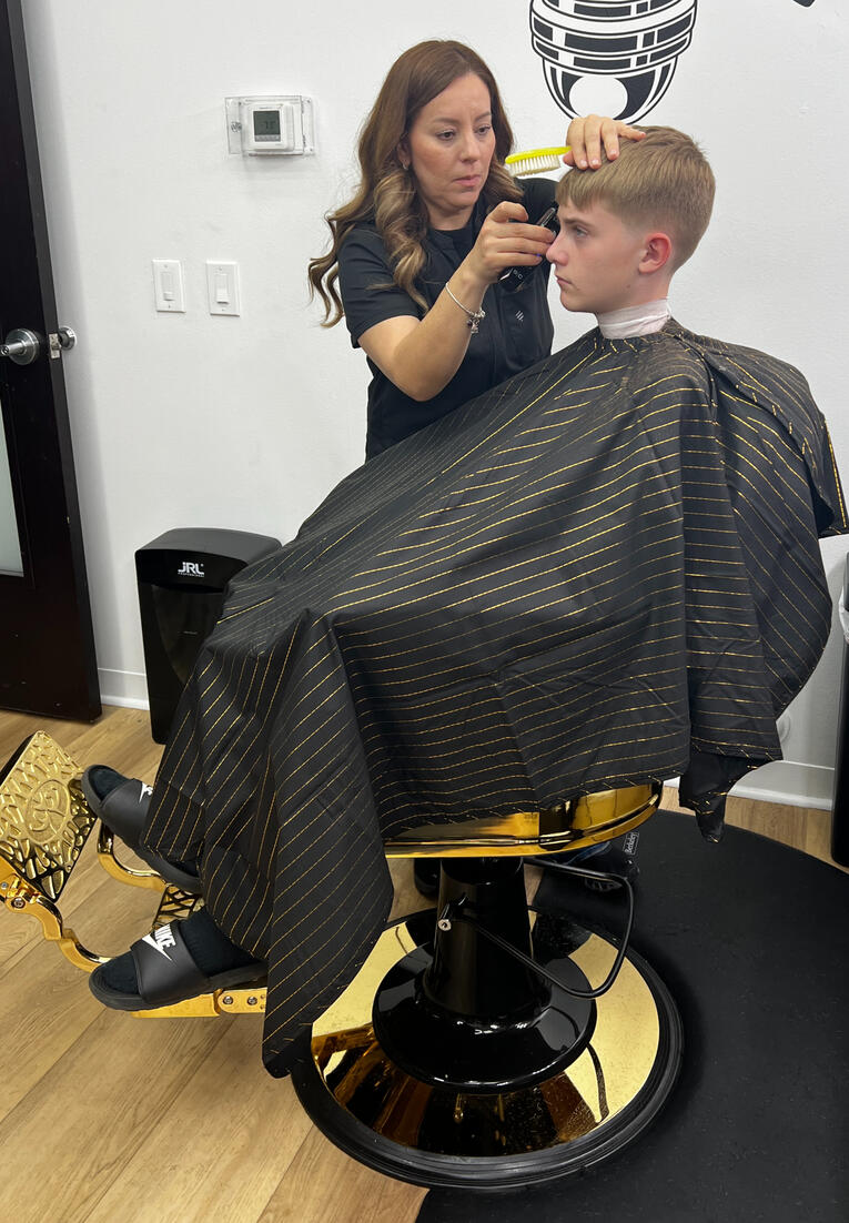 Barber cutting kid&#39;s hair
